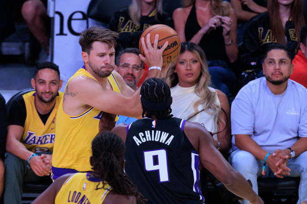 October 8, 2026, Los Angeles, California, USA: Luka Doncic 77 of the Los Angeles Lakers looks to pass the ball during a preseason NBA, Basketball Herren, USA game against the Sacramento Kings on Thursday October 8, 2026 at Crypto.com Arena in Los Angeles, California. JAVIER ROJAS PI Lakers Vs. Kings  - ZUMAp124 20261008_zaa_p124_003 Copyright: xJavierxRojasx