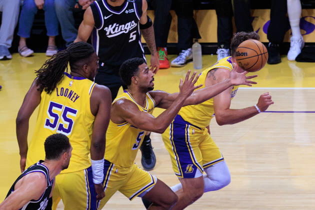 October 8, 2026, Los Angeles, California, USA: Quentin Grimes 5 of the Los Angeles Lakers reaches for the loose ball during a preseason NBA, Basketball Herren, USA game against the Sacramento Kings on Thursday October 8, 2026 at Crypto.com Arena in Los Angeles, California. JAVIER ROJAS PI Lakers Vs. Kings  - ZUMAp124 20261008_zaa_p124_006 Copyright: xJavierxRojasx