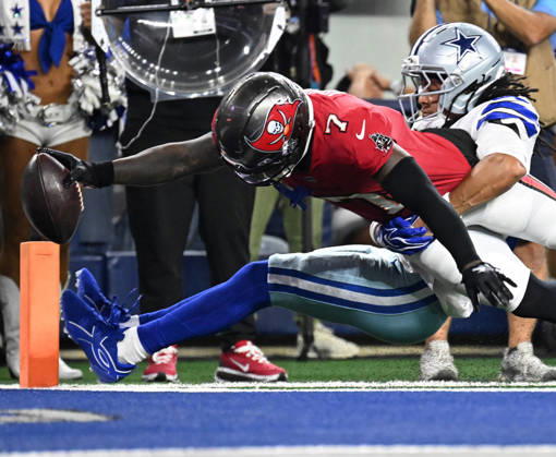 Tampa Bay Buccaneers Rashan Gary scores on a 5-yard reception against the Dallas Cowboys during their game at AT&T Stadium in Arlington, Texas on Thursday, October 8, 2026. ARL2026100822r IANxHALPERIN