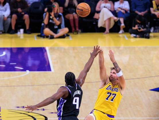 October 8, 2026, Los Angeles, California, USA: Luka Doncic 77 of the Los Angeles Lakers puts up a shot over Precious Achiuwa 9 of the Sacramento Kings during a preseason NBA, Basketball Herren, USA game on Thursday October 8, 2026 at Crypto.com Arena in Los Angeles, California. JAVIER ROJAS PI Lakers Vs. Kings  - ZUMAp124 20261008_zaa_p124_019 Copyright: xJavierxRojasx