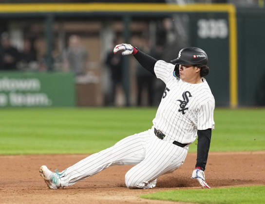 Baseball: Division Series between Guardians and White Sox Chicago White Sox first baseman Munetaka Murakami slides to steal second base in the third inning of Game 4 of the American League Division Series against the Cleveland Guardians at Rate Field in Chicago on Oct. 8, 2026. A14AA0005630507P