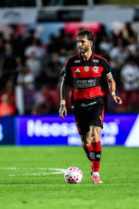 October 10, 2026, Sao Paulo, Sao Paulo, Brazil: SoO PAULO (SP), BRAZIL OCTOBER 10: Flamengo player Leo Pereira during the match between Santos and Flamengo in the 2026 Brazilian Championship at Vila Belmiro Stadium in Santos (SP), Brazil, on Thursday, October 10, 2026., Credit:Marco Miatelo Avalon Copyright: xMarcoxMiatelox xAvalonx 1141611879