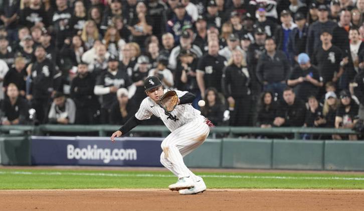 Baseball: Division Series between Guardians and White Sox Chicago White Sox first baseman Munetaka Murakami fields a grounder by Angel Martinez of the Cleveland Guardians in the fourth inning of Game 4 of the American League Division Series at Rate Field in Chicago on Oct. 8, 2026. A14AA0005630511P