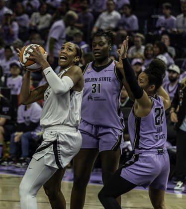 OCT 07 2026 San Francisco, CA U.S.A. Las Vegas Aces center A ja Wilson (22)battles for position in the paint against Golden State Valkyries center Aminata Gueye (31)and Golden State Valkyries guard Veronica Burton (22)during the WNBA, Basketball Damen, USA semifinals playoff game 2 western conference between the Las Vegas Aces and the Golden State Valkyries at the Chase Centers. CSM San Francisco USA - ZUMAc04_ 20261007_zma_c04_062 Copyright: xThurmanxJamesx