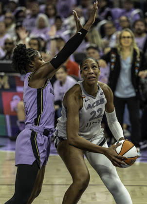 OCT 07 2026 San Francisco, CA U.S.A. Las Vegas Aces center A ja Wilson (22)goes to the basket against Golden State Valkyries guard Kaila Charles (6) during the WNBA, Basketball Damen, USA semifinals playoff game 2 western conference between the Las Vegas Aces and the Golden State Valkyries at the Chase Centers. CSM San Francisco USA - ZUMAc04_ 20261007_zma_c04_064 Copyright: xThurmanxJamesx