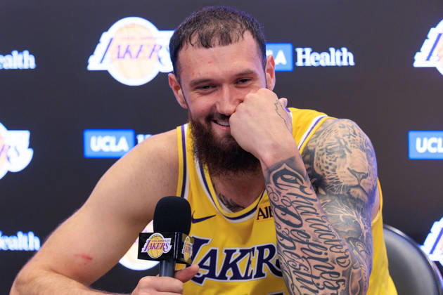 October 8, 2026, Los Angeles, California, USA: Sandro Mamukelashvili 54 of the Los Angeles Lakers during a press conference, PK, Pressekonferenz after winning a preseason NBA, Basketball Herren, USA game against the Sacramento Kings on Thursday October 8, 2026 at Crypto.com Arena in Los Angeles, California. Lakers defeat Kings, 114 -110. JAVIER ROJAS PI Los Angeles USA - ZUMAp124 20261008_zaa_p124_034 Copyright: xJavierxRojasx