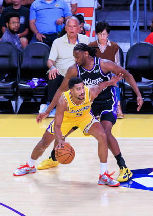October 8, 2026, Los Angeles, California, USA: Quentin Grimes 5 of the Los Angeles Lakers is guarded by Jonathan Mogbo 22 of the Sacramento Kings during a preseason NBA, Basketball Herren, USA game on Thursday October 8, 2026 at Crypto.com Arena in Los Angeles, California. Lakers defeat Kings, 114 -110. JAVIER ROJAS PI Los Angeles USA - ZUMAp124 20261008_zaa_p124_048 Copyright: xJavierxRojasx
