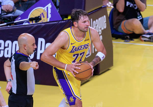 October 8, 2026, Los Angeles, California, USA: Luka Doncic 77 of the Los Angeles Lakers puts the ball in play during a preseason NBA, Basketball Herren, USA game against the Sacramento Kings on Thursday October 8, 2026 at Crypto.com Arena in Los Angeles, California. Lakers defeat Kings, 114 -110. JAVIER ROJAS PI Lakers Vs. Kings  - ZUMAp124 20261008_zaa_p124_037 Copyright: xJavierxRojasx