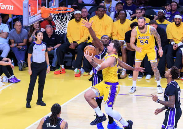 October 8, 2026, Los Angeles, California, USA: Luka Doncic 77 of the Los Angeles Lakers is challenged by Precious Achiuwa 9 of the Sacramento Kings as he goes for a layup during a preseason NBA, Basketball Herren, USA game on Thursday October 8, 2026 at Crypto.com Arena in Los Angeles, California. Lakers defeat Kings, 114 -110. JAVIER ROJAS PI Lakers Vs. Kings  - ZUMAp124 20261008_zaa_p124_040 Copyright: xJavierxRojasx