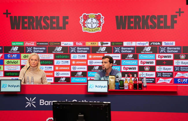 Valeska Homburg (Bayer 04 Leverkusen, Leiterin Medien und PR) und Carles Martinez (Bayer 04 Leverkusen, Cheftrainer) sprechen waehrend einer Pressekonferenz vor dem Auswaertsspiel beim 1. FSV Mainz 05 mit den Medienvertretern. Bayer 04 Leverkusen Pressekonferenz, 5. Spieltag, Saison 2026 2027, BayArena, Leverkusen, GER, 09.10.2026 Foto: HMB Media Scott W. Coleman Leverkusen BayArena Nordrhein-Westfalen GER Copyright: xScottxW.xColemanx