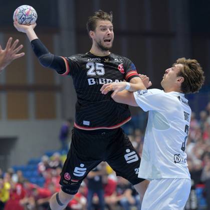 Olle Forsell Schefvert (MT Melsungen 25) taking a shot against Thibaud Briet (HBC Nantes 3), GER, MT Melsungen vs. HBC Nantes (FRA), Handball, Men s Champions League, Group Matches, 2026–2027 Season, October 8, 2026, GER, MT Melsungen vs. HBC Nantes, Handball, Men’s Champions League, Group Match, 2026–2027 Season, October 8, 2026, Kassel Copyright: xEibner-Pressefotox xRolandxSippelx EP_RSL