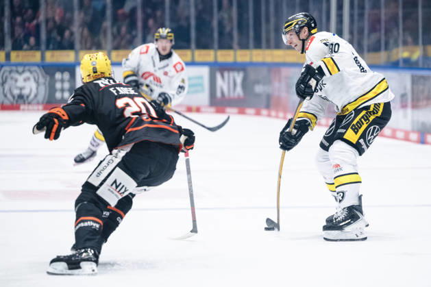 Fabio Kose, Löwen Frankfurt, 20; Adam Payerl, Krefeld Pinguine, 90 GER; Löwen Frankfurt vs. Krefeld Pinguine, ice hockey, PENNY DEL, Matchday 7, 2026–2027 season, October 8, 2026 GER, Loewen Frankfurt vs. Krefeld Pinguine, Ice Hockey, PENNY DEL, Matchday 7, 2026–2027 Season, October 8, 2026 Frankfurt am Main Copyright: xEibner-Pressefoto AttilaxZigax EP_AZA
