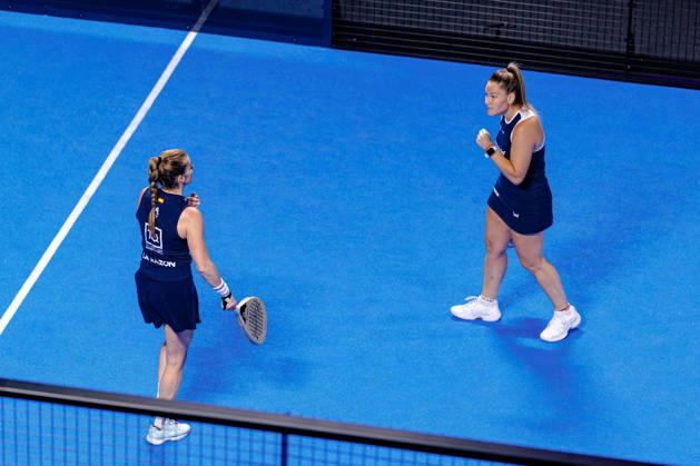 DÜSSELDORF, GERMANY - 9 OCTOBER 2026: Image shows the celebration of Aranzazu Osoro Ulrich (ARG) and Alejandra Salazar Bengoechea (ESP) during CUPRA Germany Premier Padel P2 2026 Day 6: Quarterfinals at CASTELLO Düsseldorf on 9 10 2026 in Düsseldorf, Germany. Germany Copyright: xFröhlichxPascalx