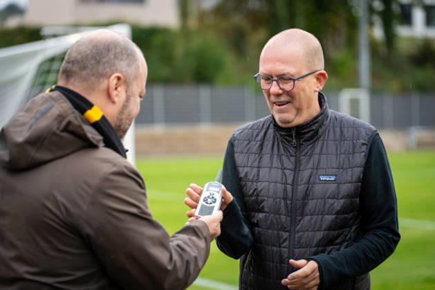 Dr. Dirk Kall, Commercial Managing Director of Alemannia Aachen, symbolically receives the remote control for the irrigation system. TSV Alemannia Aachen: Opening of the new training field, 2026–2027 season, October 9, 2026 TSV Alemannia Aachen: Opening of the new training field, 2026–2027 season, October 9, 2026 Aachen Copyright: xEibner-Pressefoto J.xDerondeaux EP_JDU