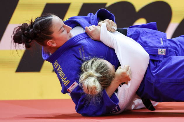 AZERBAIJAN, BAKU - OCTOBER 9, 2026: Yael van Heemst (bottom) of the Netherlands and Anna Monta Olek of Germany compete in their -78 kg bout as part of the 2026 World Judo Championships at the National Gymnastics Arena 2026 World Judo Championships In Baku  - ZUMAt113 20261009_zaa_t113_698 Copyright: xMikhailxSinitsynx