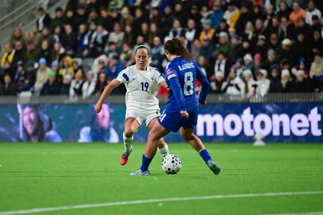 LKS 20261009 Lotta Lindström of FInland (left) and Dina Blagojevi? of Serbia in action during the women s World Cup European Qualifying play-off round first leg football match between Finland and Serbia in Tampere, Finland, on October 9, 2026, ahead of the 2027 FIFA Women s World Cup. - ANSSI TAKALA Tampere Finland 2shNIQOrLPQ Copyright: xAnssixTakalax 2shNIQOrLPQ