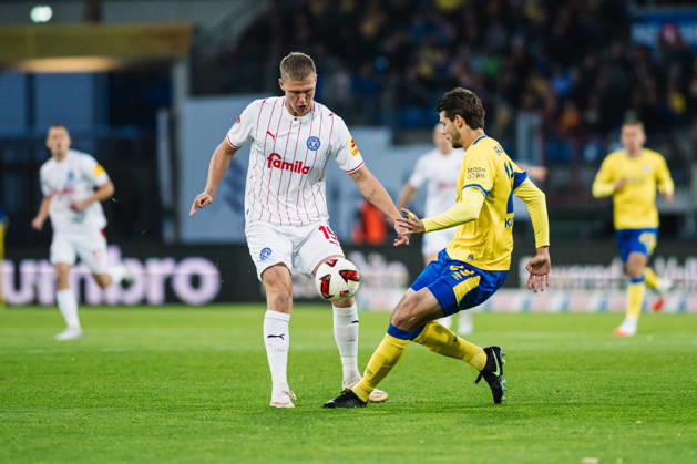 2. Bundesliga: Eintracht Braunschweig vs. Holstein Kiel, October 9, 2026—Phil Harre s Holstein Kiel (19) vs. Isidoros Koutsidis s Eintracht Braunschweig (23) in a soccer matchup, 2. Bundesliga, Matchday 7: Eintracht Braunschweig vs. Holstein Kiel on October 9, 2026, at Eintracht Stadium, Braunschweig. DFL regulations prohibit any use of photographs as image sequences and or quasi-video. Copyright: xBEAUTIFULxSPORTS Tonhäuserx