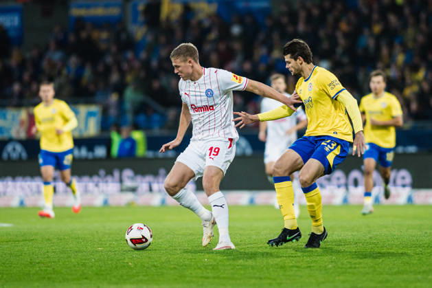 2. Bundesliga: Eintracht Braunschweig vs. Holstein Kiel, October 9, 2026—Phil Harre’s Holstein Kiel (19) vs. Isidoros Koutsidis’s Eintracht Braunschweig (23) in a one-on-one soccer matchup, 2. Bundesliga, Matchday 7: Eintracht Braunschweig vs. Holstein Kiel on October 9, 2026, at Eintracht Stadium, Braunschweig. DFL regulations prohibit any use of photographs as image sequences and or quasi-video. Copyright: xBEAUTIFULxSPORTS Tonhäuserx