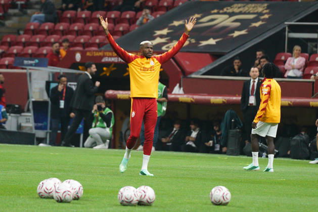 October 9, 2026, Sariyer, Istanbul, Turkey: Victor Osimhen (C) of Galatasaray greets the fans before the Turkish Super League 2026 27 match between Galatasaray and Kasimpasa at RAMS Park Stadium in Istanbul, Turkey, on October 9, 2026. Turkish Super League 2026 27 - Galatasaray Vs Kasimpasa  - ZUMAu194 20261009_zip_u194_001 Copyright: xTolgaxUluturkx