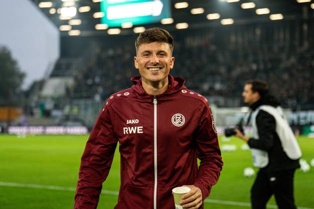 October 9, 2026, 3rd Division, Matchday 8, SC Preußen Münster vs. Rot-Weiss Essen at the LVM Preußenstadion; Semir Telalovic; Essen laughs before the game; Münster vs. Essen; IMPORTANT NOTICE: In accordance with DFB and DFL regulations, it is prohibited to use or allow the use of photographs taken in the stadium and or during the game in the form of sequential images and or video-like photo series Copyright: xJordyxFourgonx