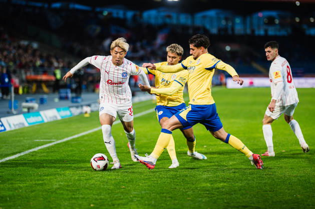 2. Bundesliga: Eintracht Braunschweig vs. Holstein Kiel, October 9, 2026—Hiroki Sekine (Holstein Kiel, 32) vs. Fabio Di Michele Sanchez (Eintracht Braunschweig, 22) in a tackle—soccer, 2. Bundesliga, Matchday 7: Eintracht Braunschweig vs. Holstein Kiel on October 9, 2026, at Eintracht Stadium, Braunschweig. DFL regulations prohibit any use of photographs as image sequences and or quasi-video. Copyright: xBEAUTIFULxSPORTS Tonhäuserx