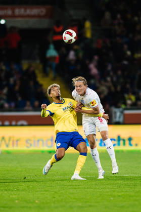 2. Bundesliga: Eintracht Braunschweig vs. Holstein Kiel, October 9, 2026—Yann Sturm (Eintracht Braunschweig, No. 7) vs. Noah Madsen (Holstein Kiel, No. 5) in a one-on-one duel—soccer, 2. Bundesliga, Matchday 7: Eintracht Braunschweig vs. Holstein Kiel on October 9, 2026, at Eintracht Stadium, Braunschweig. DFL regulations prohibit any use of photographs as image sequences and or quasi-video. Copyright: xBEAUTIFULxSPORTS Tonhäuserx
