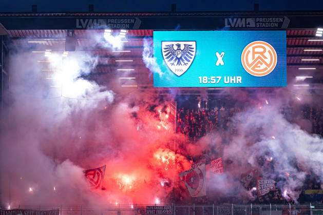 Rot Weiss Essen fans set off pyrotechnics in the visitors section GER, SC Preussen Münster vs. Rot Weiss Essen, soccer, 3rd League, Matchday 8, 2026–2027 season, October 9, 2026 DFL regulations prohibit the use of photographs as image sequences and or quasi-video GER, SC Preussen Münster vs. Rot-Weiss Essen, soccer, 3. Liga, Matchday 8, 2026–2027 season, October 9, 2026, Münster Copyright: xEibner-Pressefoto JanxRollingerx EP_JSK