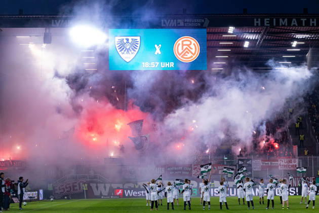Rot Weiss Essen fans set off pyrotechnics in the visitors section GER, SC Preussen Münster vs. Rot Weiss Essen, soccer, 3rd League, Matchday 8, 2026–2027 season, October 9, 2026 DFL regulations prohibit the use of photographs as image sequences and or quasi-video GER, SC Preussen Münster vs. Rot-Weiss Essen, soccer, 3. Liga, Matchday 8, 2026–2027 season, October 9, 2026, Münster Copyright: xEibner-Pressefoto JanxRollingerx EP_JSK