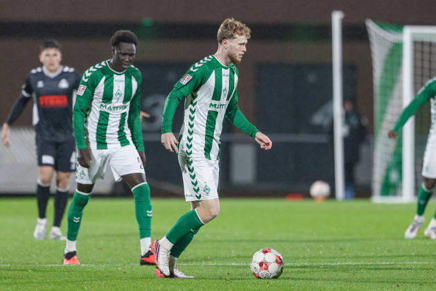 Johann Wegner, SV Werder Bremen II, 2 players on the ball, single frame, full-body shot, action, game scene, October 9, 2026, Bremen, Germany, soccer, Regionalliga Nord, SV Werder Bremen II vs. SV Atlas Delmenhorst xobx