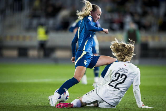 October 9, 2026: Matilda Vinberg of Sweden and goalkeeper Meda Seskute of Lithuania during the FIFA Women’s World Cup qualifying playoff soccer match between Lithuania and Sweden on October 9, 2026 in Kaunas. Photo by Mathias Bergeld. BILDBYRAN code MB MB1418 soccer football fotball World Cup qualifier FIFA Women’s World Cup qualifier playoff Lithuania Sweden women’s BBENG play-off  Copyright: MATHIASxBERGELD BB261009MB088