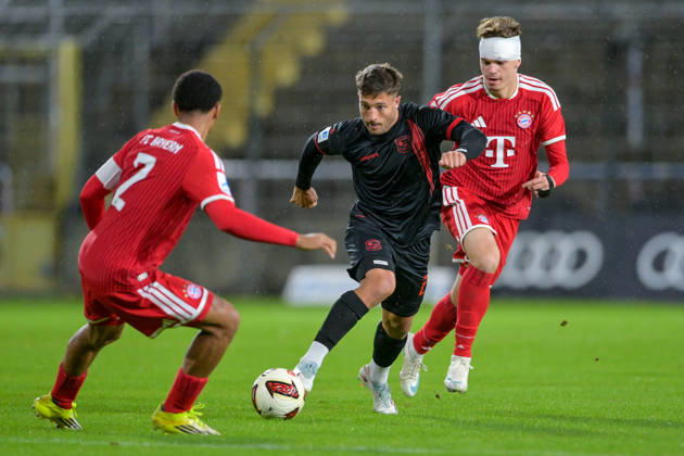 v li Vincent Manuba Bayern Munich, FCB, 2 Moritz Mueller Unterhaching, 24 Guido Della Rovere Bayern Munich, FCB, 10 in a one-on-one, duel, tackle, dynamic, action, 09 10 2026, Munich, Germany, soccer, Bavarian Regional League, FC Bayern Munich II vs. SpVgg Unterhaching xslx