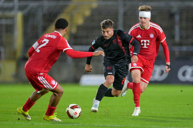 v li Vincent Manuba Bayern Munich, FCB, 2 Moritz Mueller Unterhaching, 24 Guido Della Rovere Bayern Munich, FCB, 10 in a one-on-one, duel, tackle, dynamic, action, 09 10 2026, Munich, Germany, soccer, Bavarian Regional League, FC Bayern Munich II vs. SpVgg Unterhaching xslx