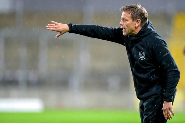 Coach Holger Seitz of Unterhaching gives instructions, gesticulates with his arms, single frame, action, October 9, 2026, Munich, Germany, soccer, Bavarian Regional League, FC Bayern Munich II vs. SpVgg Unterhaching xslx