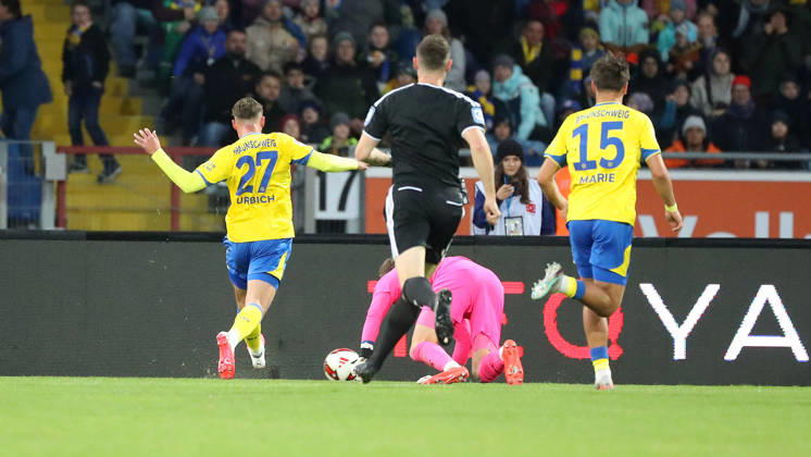 Braunschweig vs. Kiel, 2nd Bundesliga Braunschweig, October 9, 2026, Soccer, Men s, 2nd Bundesliga, 2026–2027 Season, Eintracht Braunschweig vs. Holstein Kiel, Jan Urbich, Eintracht Braunschweig scores the 1–0 goal, Goalkeeper Timon Weiner, Holstein Kiel. DFL and DFB regulations prohibit any use of photographs as image sequences and or quasi-video. Stadion an der Hamburger Straße, Lower Saxony, Germany