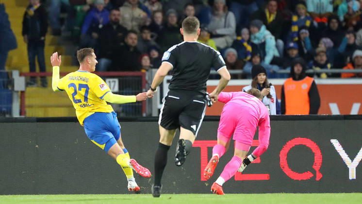 Braunschweig vs. Kiel, 2nd Bundesliga Braunschweig, October 9, 2026, Soccer, Men s, 2nd Bundesliga, 2026–2027 Season, Eintracht Braunschweig vs. Holstein Kiel, Jan Urbich, Eintracht Braunschweig scores the 1–0 goal, Goalkeeper Timon Weiner, Holstein Kiel. DFL and DFB regulations prohibit any use of photographs as image sequences and or quasi-video. Stadion an der Hamburger Straße, Lower Saxony, Germany
