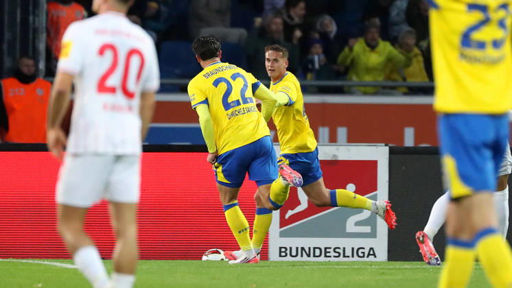Braunschweig vs. Kiel, 2nd Bundesliga Braunschweig, October 9, 2026, Soccer, Men s, 2nd Bundesliga, 2026–2027 Season, Eintracht Braunschweig vs. Holstein Kiel: Jan Urbich of Eintracht Braunschweig celebrates with Fabio Di Michele Sanchez after his goal to make it 1–0. DFL and DFB regulations prohibit any use of photographs as image sequences and or quasi-video Stadion an der Hamburger Straße, Lower Saxony, Germany