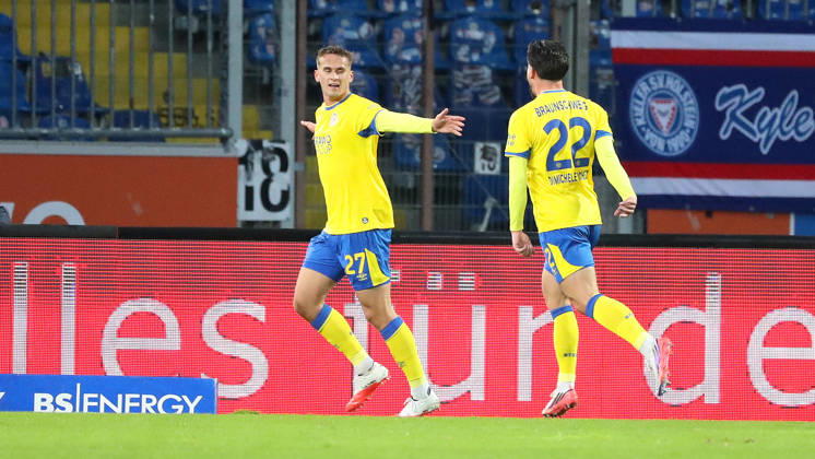 Braunschweig vs. Kiel, 2nd Bundesliga Braunschweig, October 9, 2026, Soccer, Men s, 2nd Bundesliga, 2026–2027 Season, Eintracht Braunschweig vs. Holstein Kiel: Jan Urbich of Eintracht Braunschweig celebrates with Fabio Di Michele Sanchez after his goal to make it 1–0. DFL and DFB regulations prohibit any use of photographs as image sequences and or quasi-video Stadion an der Hamburger Straße, Lower Saxony, Germany