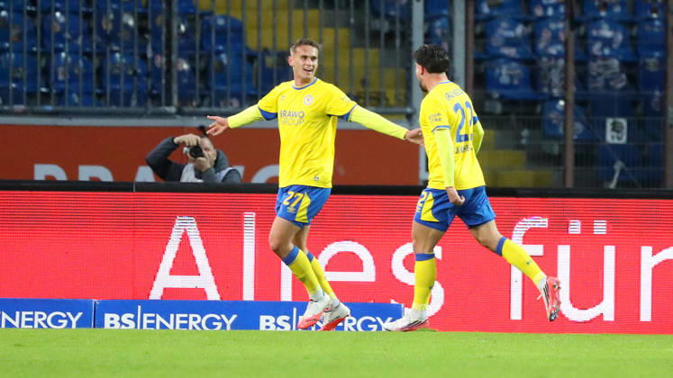 Braunschweig vs. Kiel, 2nd Bundesliga Braunschweig, October 9, 2026, Soccer, Men s, 2nd Bundesliga, 2026–2027 Season, Eintracht Braunschweig vs. Holstein Kiel: Jan Urbich of Eintracht Braunschweig celebrates with Fabio Di Michele Sanchez after his goal to make it 1–0. DFL and DFB regulations prohibit any use of photographs as image sequences and or quasi-video Stadion an der Hamburger Straße, Lower Saxony, Germany