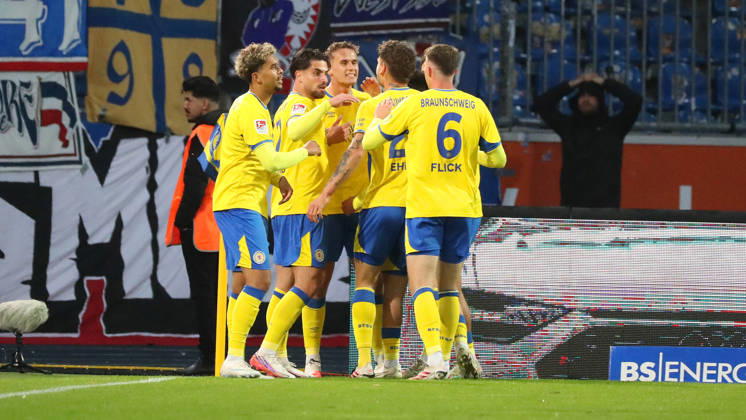 Braunschweig vs. Kiel, 2nd Bundesliga Braunschweig, October 9, 2026, Soccer, Men s, 2nd Bundesliga, 2026–2027 Season, Eintracht Braunschweig vs. Holstein Kiel Jan Urbich Eintracht Braunschweig celebrates with teammates after scoring the 1–0 goal DFL DFB REGULATIONS PROHIBIT ANY USE OF PHOTOGRAPHS AS IMAGE SEQUENCES AND OR QUASI-VIDEO Stadion an der Hamburger Straße, LowerLower Saxony, Germany