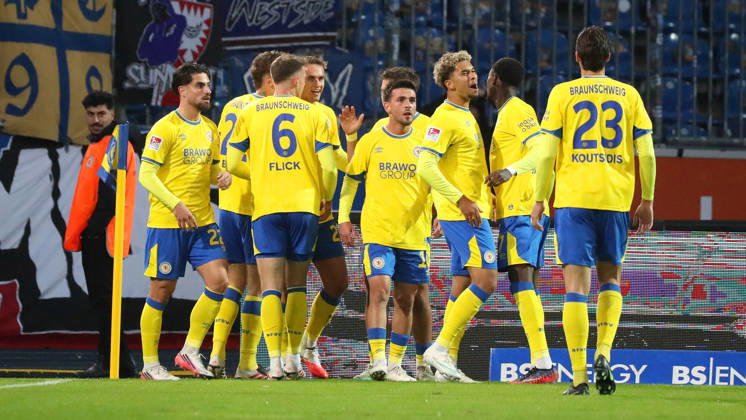 Braunschweig vs. Kiel, 2nd Bundesliga Braunschweig, October 9, 2026, Soccer, Men s, 2nd Bundesliga, 2026–2027 Season, Eintracht Braunschweig vs. Holstein Kiel Jan Urbich Eintracht Braunschweig celebrates with teammates after scoring the 1–0 goal DFL DFB REGULATIONS PROHIBIT ANY USE OF PHOTOGRAPHS AS IMAGE SEQUENCES AND OR QUASI-VIDEO Stadion an der Hamburger Straße, LowerLower Saxony, Germany