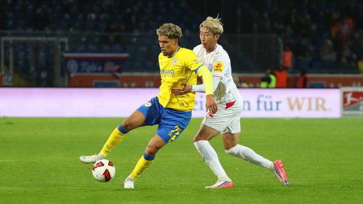 Braunschweig vs. Kiel, 2nd Bundesliga Braunschweig, October 9, 2026, Soccer, Men s, 2nd Bundesliga, 2026–2027 Season, Eintracht Braunschweig vs. Holstein Kiel Hiroki Sekine (Holstein Kiel), Yann Sturm (Eintracht Braunschweig) DFL and DFB regulations prohibit any use of photographs as image sequences and or quasi-video Stadion an der Hamburger Straße, Lower Saxony, Germany