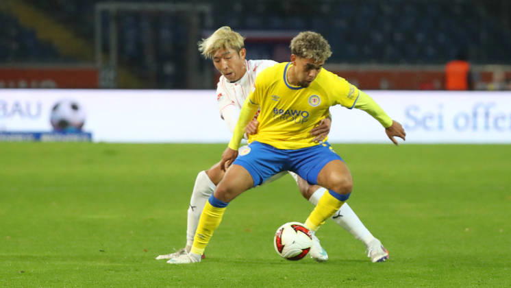 Braunschweig vs. Kiel, 2nd Bundesliga Braunschweig, October 9, 2026, Soccer, Men s, 2nd Bundesliga, 2026–2027 Season, Eintracht Braunschweig vs. Holstein Kiel Hiroki Sekine (Holstein Kiel), Yann Sturm (Eintracht Braunschweig) DFL and DFB regulations prohibit any use of photographs as image sequences and or quasi-video Stadion an der Hamburger Straße, Lower Saxony, Germany
