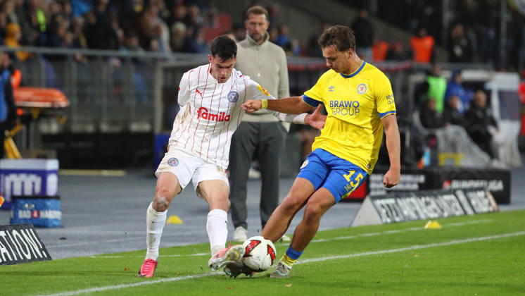 Braunschweig vs. Kiel, 2nd Bundesliga Braunschweig, October 9, 2026, Soccer, Men s, 2nd Bundesliga, 2026–2027 Season, Eintracht Braunschweig vs. Holstein Kiel; Guillermo Balzi (Kiel), Max Marie (Eintracht Braunschweig); DFL and DFB regulations prohibit any use of photographs as image sequences and or quasi-video; Stadion an der Hamburger Straße, Lower Saxony, Germany