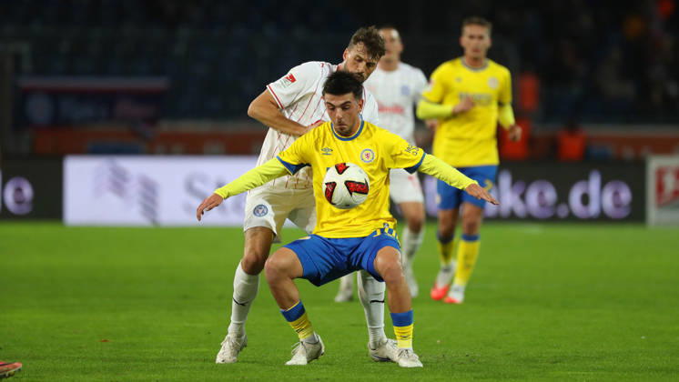 Braunschweig vs. Kiel, 2nd Bundesliga Braunschweig, October 9, 2026, Soccer, Men s, 2nd Bundesliga, 2026–2027 Season, Eintracht Braunschweig vs. Holstein Kiel: Jonas Meffert (Holstein Kiel), Samuele di Benedetto (Eintracht Braunschweig). DFL and DFB regulations prohibit any use of photographs as image sequences and or quasi-video. Stadion an der Hamburger Straße, Lower Saxony, Germany