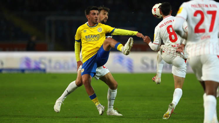 Braunschweig vs. Kiel, 2nd Bundesliga Braunschweig, October 9, 2026, Soccer, Men s, 2nd Bundesliga, 2026–2027 Season, Eintracht Braunschweig vs. Holstein Kiel, Jonas Meffert (Holstein Kiel), Samuele di Benedetto, Eintracht Braunschweig, Guillermo Balzi, Kiel. DFL and DFB regulations prohibit any use of photographs as image sequences and or quasi-video. Stadion an der Hamburger Straße, Lower Saxony, Germany