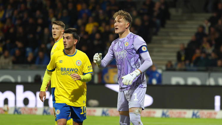 Braunschweig vs. Kiel, 2nd Bundesliga Braunschweig, October 9, 2026, Soccer, Men s, 2nd Bundesliga, 2026–2027 Season, Eintracht Braunschweig vs. Holstein Kiel, Samuele di Benedetto, Eintracht Braunschweig, Goalkeeper Ron Thorben Hoffmann, Eintracht Braunschweig. DFL and DFB regulations prohibit any use of photographs as image sequences and or quasi-video. Stadion an der Hamburger Straße, Lower Saxony, Germany