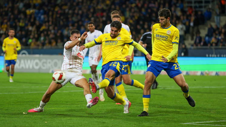 Braunschweig vs. Kiel, 2nd Bundesliga (Braunschweig), October 9, 2026, Soccer, Men s, 2nd Bundesliga, 2026–2027 Season, Eintracht Braunschweig vs. Holstein Kiel, Adrian Kapralik (Holstein Kiel), Fabio Di Michele Sanchez, Eintracht Braunschweig; Isidoros Koutsidis, Eintracht Braunschweig. DFL and DFB regulations prohibit any use of photographs as image sequences and or quasi-video. Stadion an der Hamburger Straße, Lower Saxony, Germany