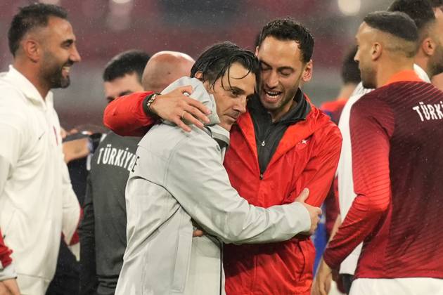 Turkey s Hakan Calhanoglu and Turkey s head coach Vincenzo Montella final celebration during the Euro 2024 soccer match between Austria and Turkey at the Red Bull Arena -Round of 16, Leipzig, Germany - Tuesday July 02, 2024. - Soccer . Copyright: xFabioxFerrari LaPressex