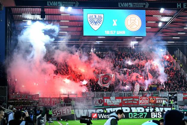 Preußen Münster vs. Rot Weiss Essen ** FOR EDITORIAL USE ONLY ** EDITORIAL USE ONLY ** p Soccer 3rd Division, Matchday 8: Preußen Münster vs. Rot-Weiss Essen on October 9, 2026, at the LVM Preußenstadion in Münster; Essen fans set off pyrotechnics in the Germany section; North Rhine-Westphalia; Münster; Copyright ThorstenxTillmann Copyright: ThorstenxTillmann doc87yhw3a25f812elutl8r ,EDITORIAL USE ONLY Copyright: ThorstenxTillmann
