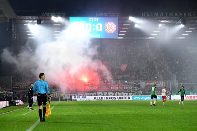 Preußen Münster vs. Rot Weiss Essen ** FOR EDITORIAL USE ONLY ** EDITORIAL USE ONLY ** p Soccer 3rd Division, Matchday 8: Preußen Münster vs. Rot-Weiss Essen on October 9, 2026, at the LVM Preußenstadion in Münster; Essen fans set off pyrotechnics in the Germany section; North Rhine-Westphalia; Münster; Copyright ThorstenxTillmann Copyright: ThorstenxTillmann doc87yhw3erbx5vqslq1tth ,EDITORIAL USE ONLY Copyright: ThorstenxTillmann